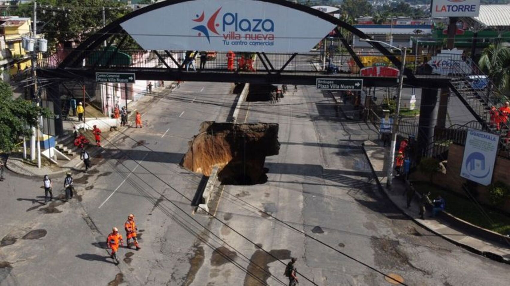 Dos mujeres están desparecidas tras caer en un socavón que se abrió en una calle en Guatemala (Imagen AFP).