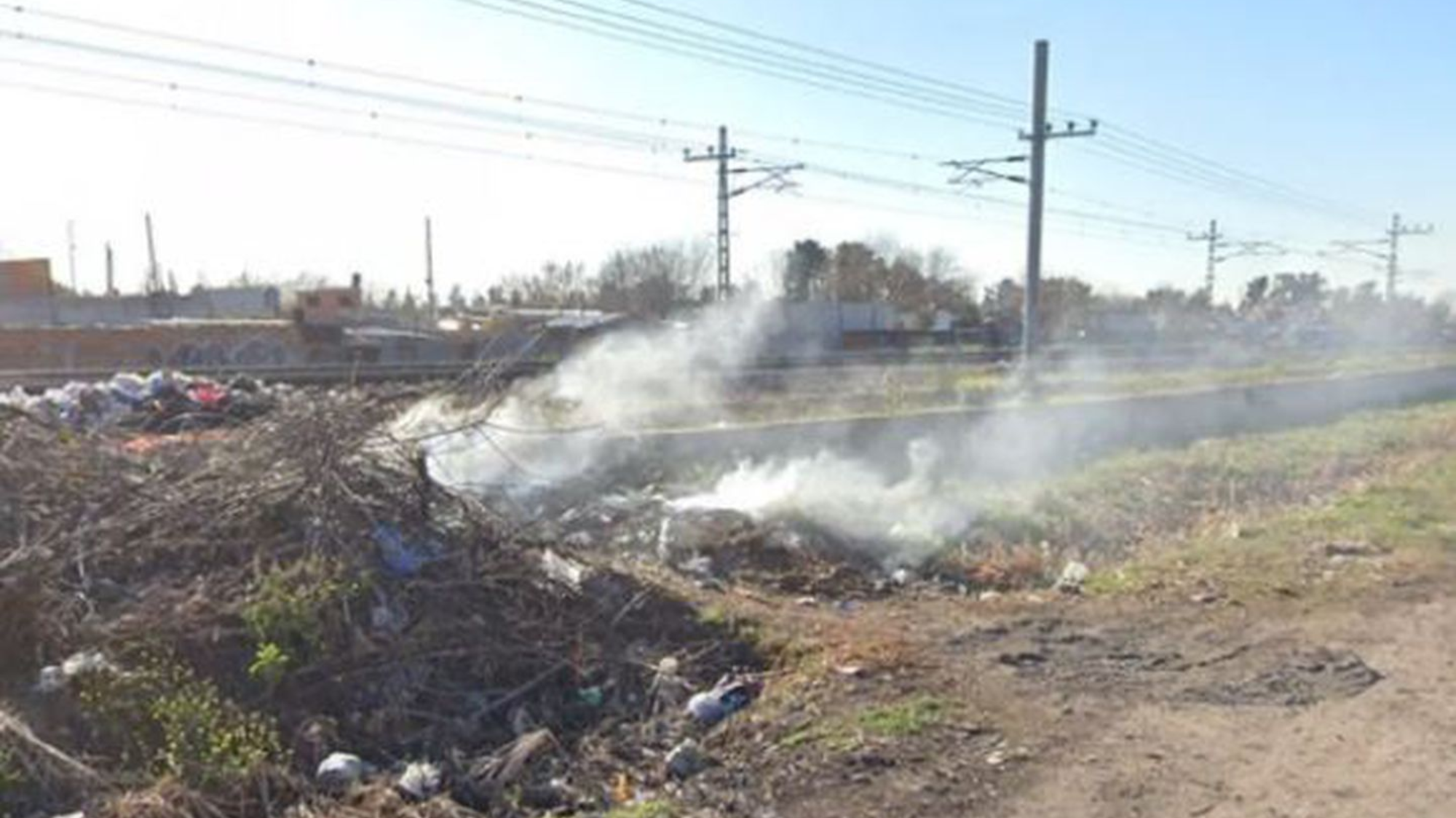 Muy cerca de las vías hay asentamientos de viviendas. Foto gentileza El Diario Sur