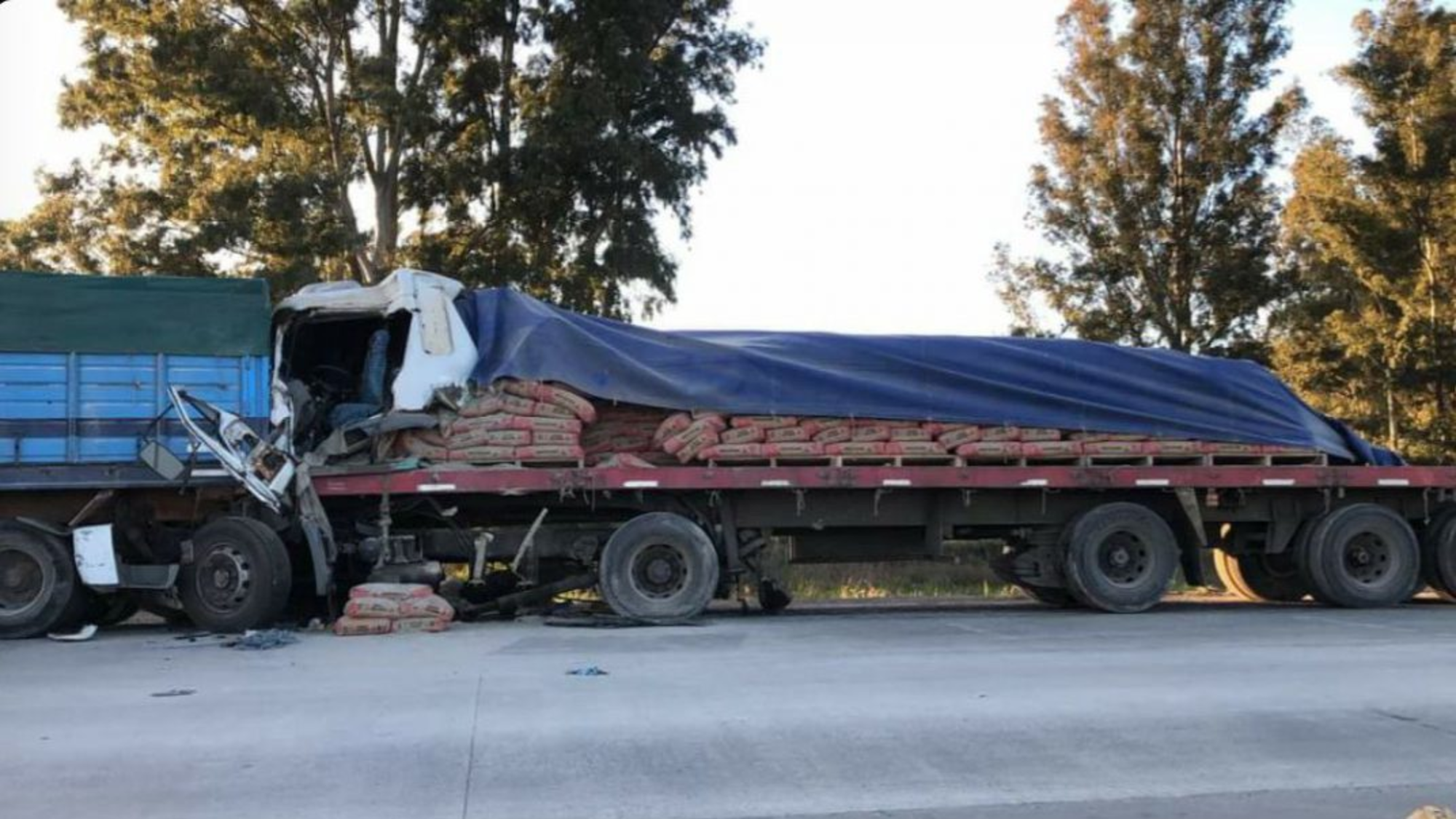 Así quedaron los camiones tras el accidente en el que murió una persona.