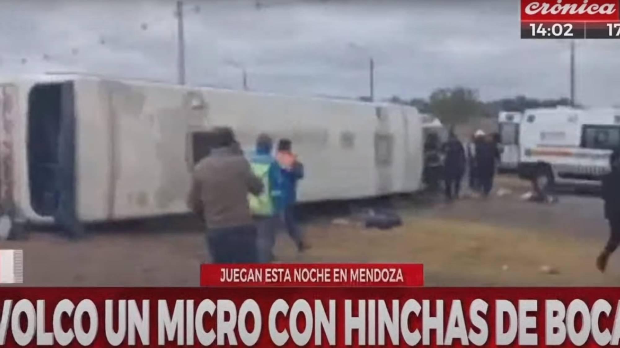 Volcó micro de Boca y murió una mujer: el colectivo pinchó una rueda y cruzó de carril.