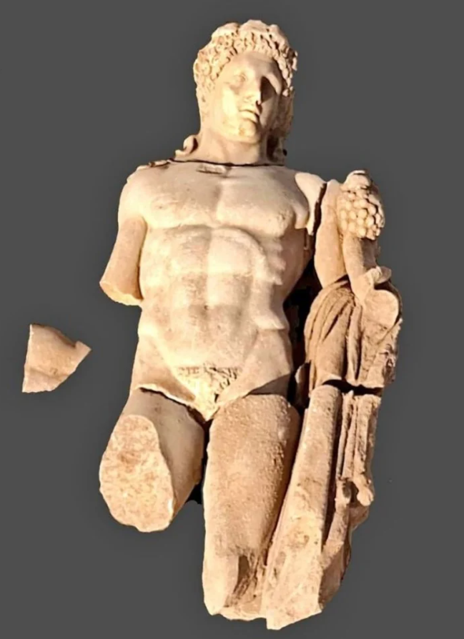 Encontraron una estatua enorme de Hércules (Ministerio de Cultura de   <a href='https://www.cronica.com.ar/tags/Grecia'>Grecia</a>).