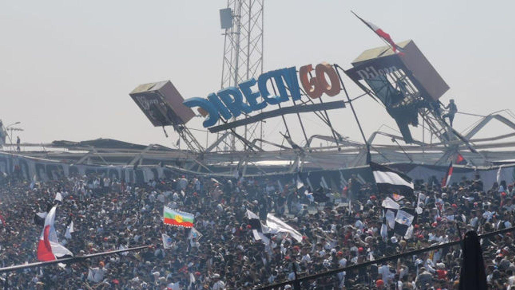 Hinchas del Colo-Colo resultaron heridos al desplomarse una tribuna durante el típico 