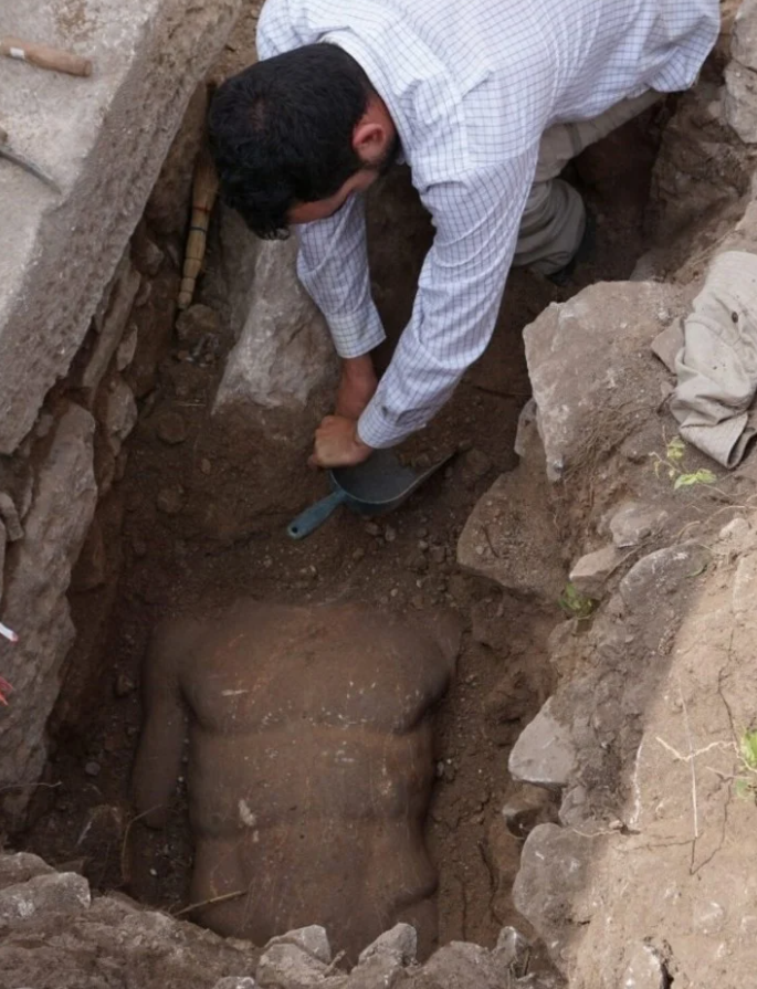 Encontraron una estatua enorme de Hércules (Ministerio de Cultura de   <a href='https://www.cronica.com.ar/tags/Grecia'>Grecia</a>).