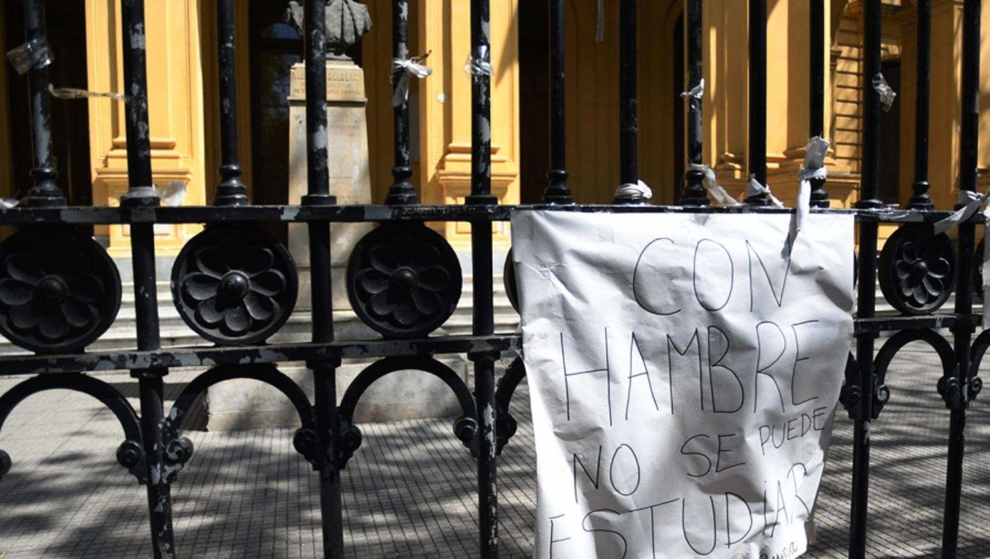 Alumnos del Mariano Acosta tomaron durante tres días el colegio (Archivo/Télam).