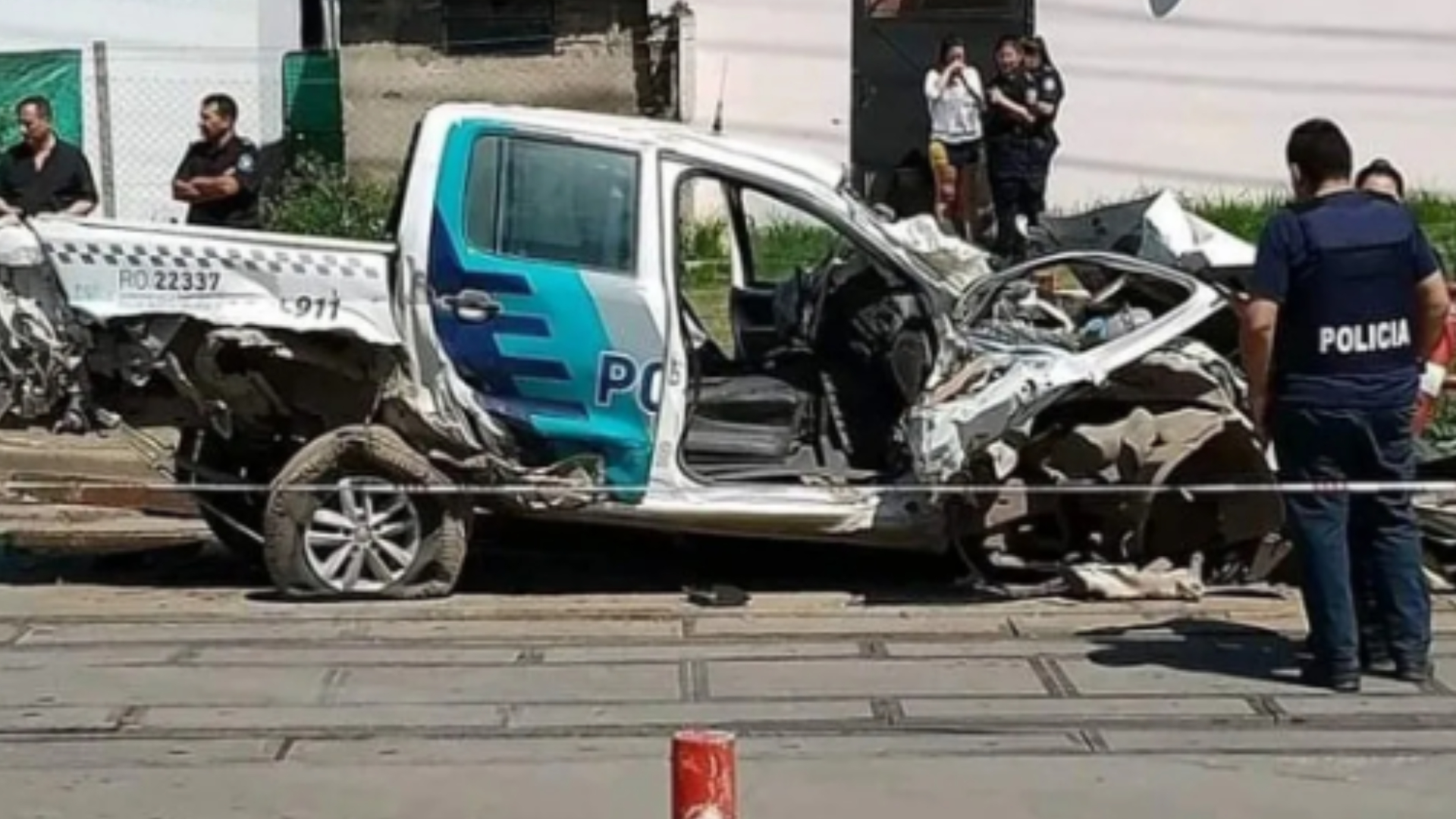 El patrullero destruido tras el tremendo impacto con el tren de la Línea San Martín (Gentileza: El Editor Platense)