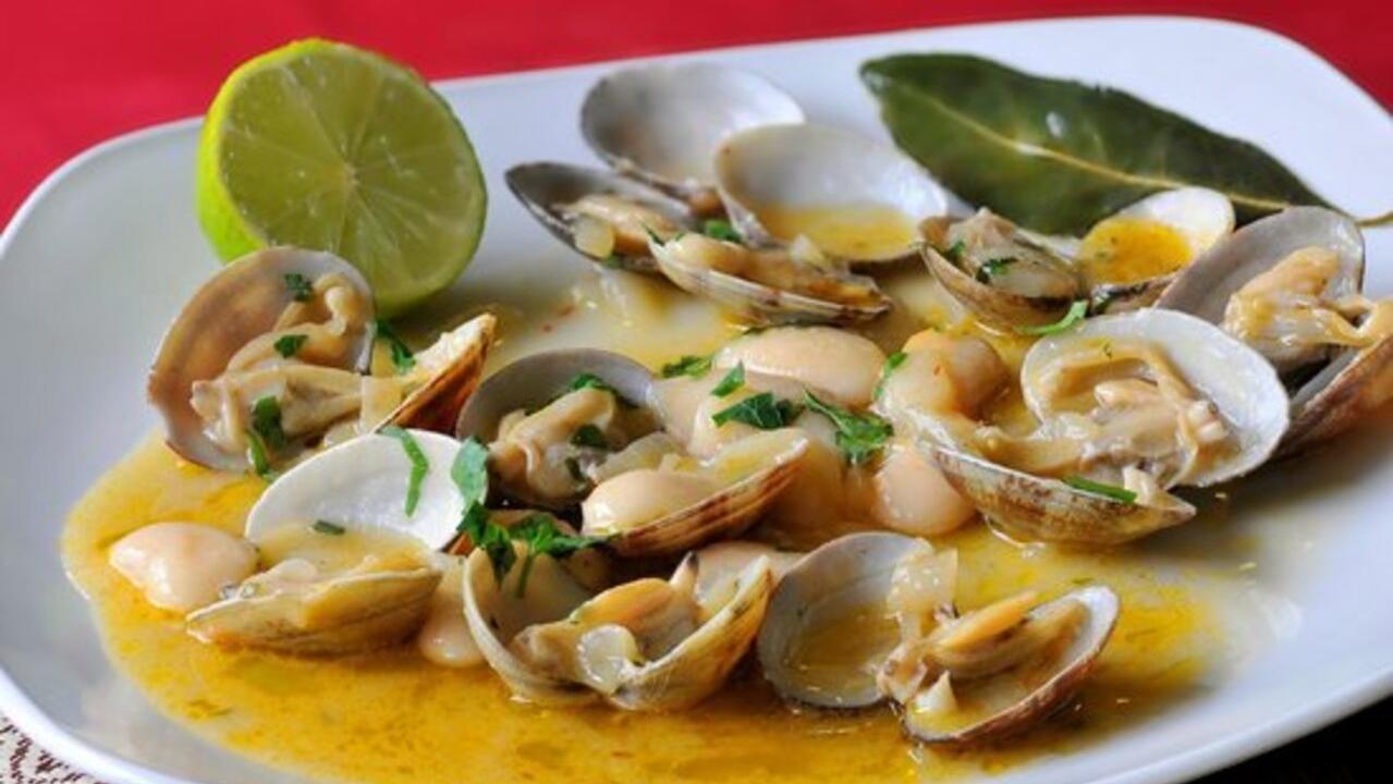 Un plato de almejas le cambió la vida a un hombre durante sus vacaciones.