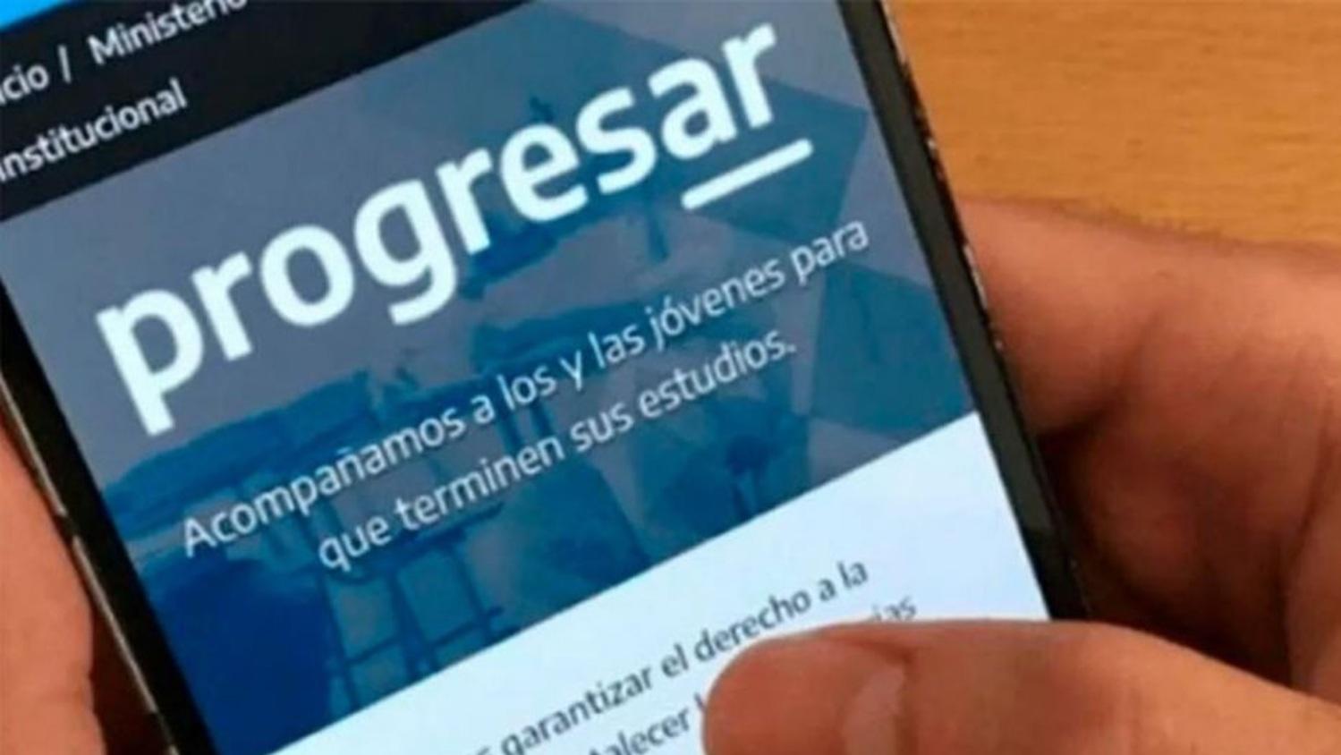 Las Becas Progresar forman parte de un programa para acompañar a las y los jóvenes para que terminen sus estudios.