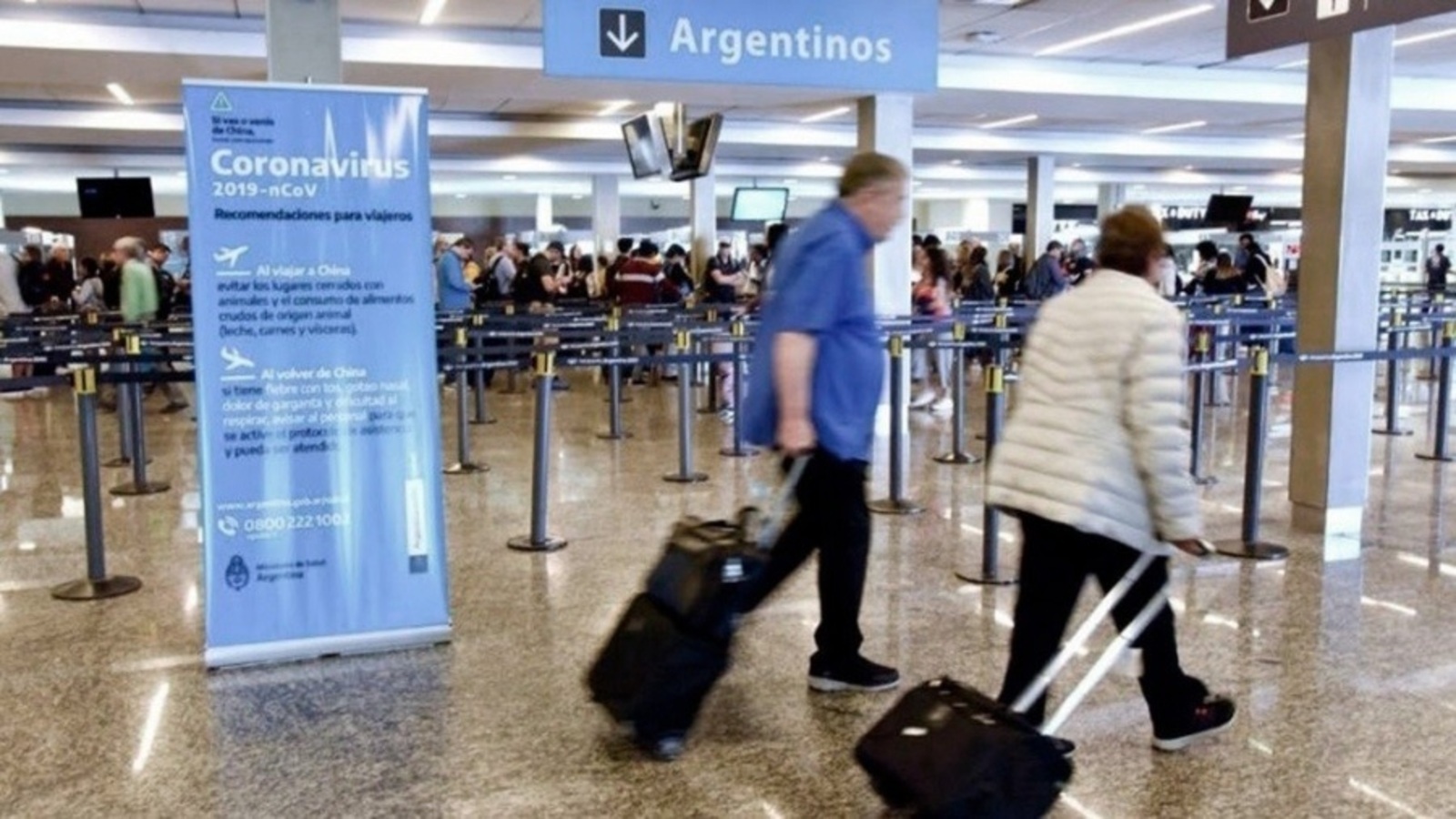 Actualmente, quienes tienen que ir desde Ezeiza a Aeroparque, y viceversa, no cuentan con un transporte público que una ambos sitios (Télam/Archivo).