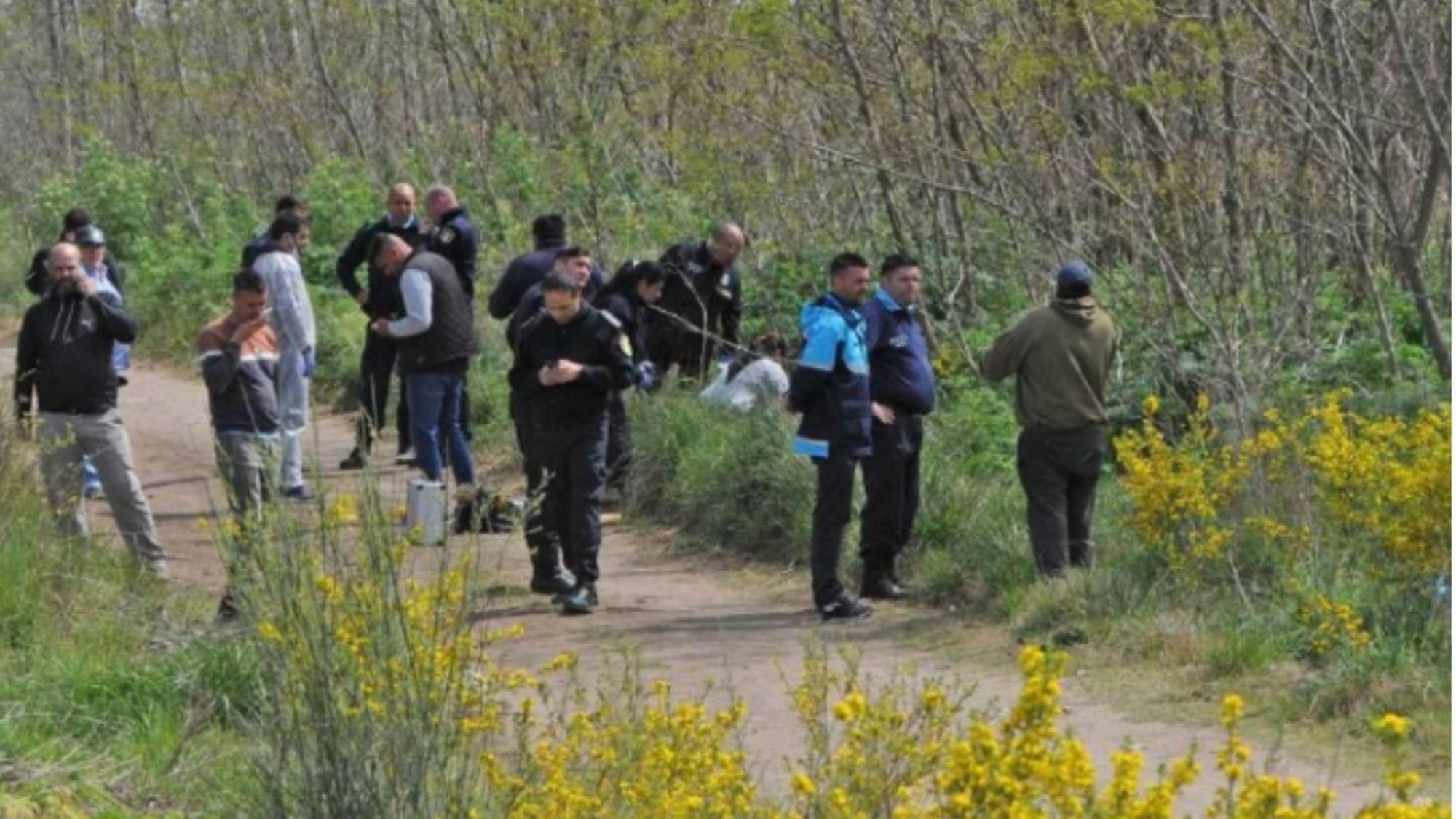 Las autoridades policiales rastrillan el terreno en el que fue hallado el cadáver del adolescente. Crédito: El Eco de Tandil.