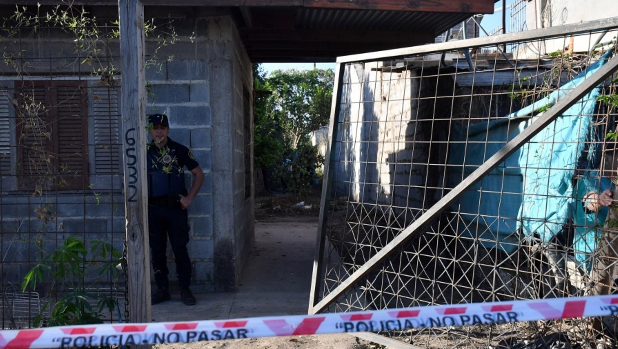 Los investigadores retomaron el trabajo en la vivienda del doble crimen (Foto Télam).