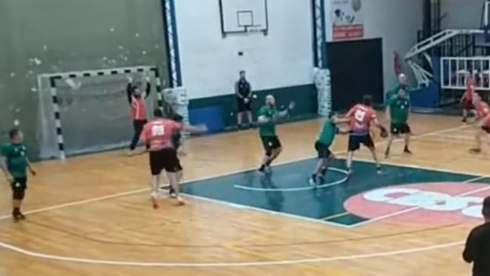 Un partido de handball terminó con en un ataque a golpes.