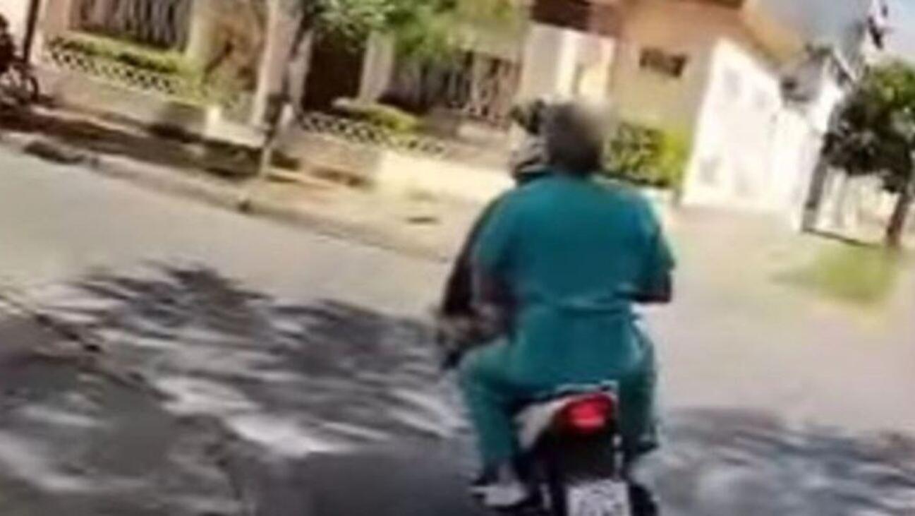 El médico se volvió al hospital de San Pedro con un motoquero (Captura de video).