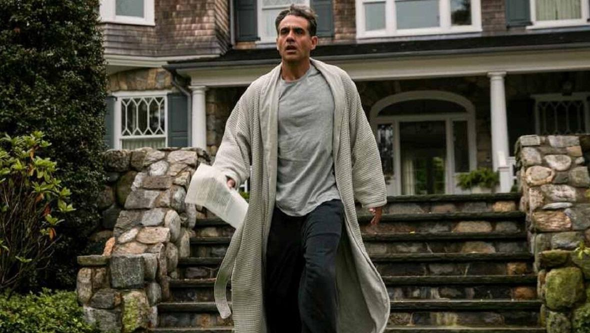 The Watcher es protagonizada por Bobby Cannavale como Derek Broaddus.