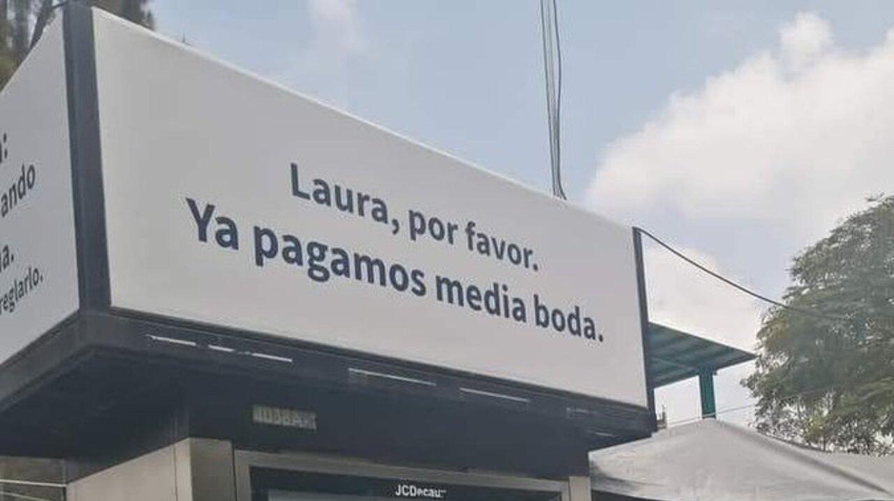 Nuevos carteles dedicados a una misteriosa Laura aparecieron en vallas publicitarias de la Ciudad de México.