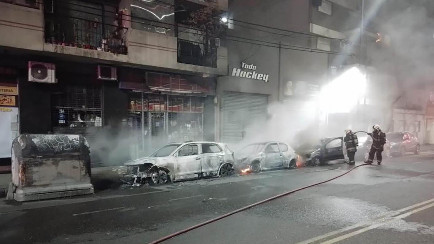 En los incendios trabajaron efectivos de la Comisaría Vecinal 14 B de la Policía de la Ciudad y Bomberos (Télam).  