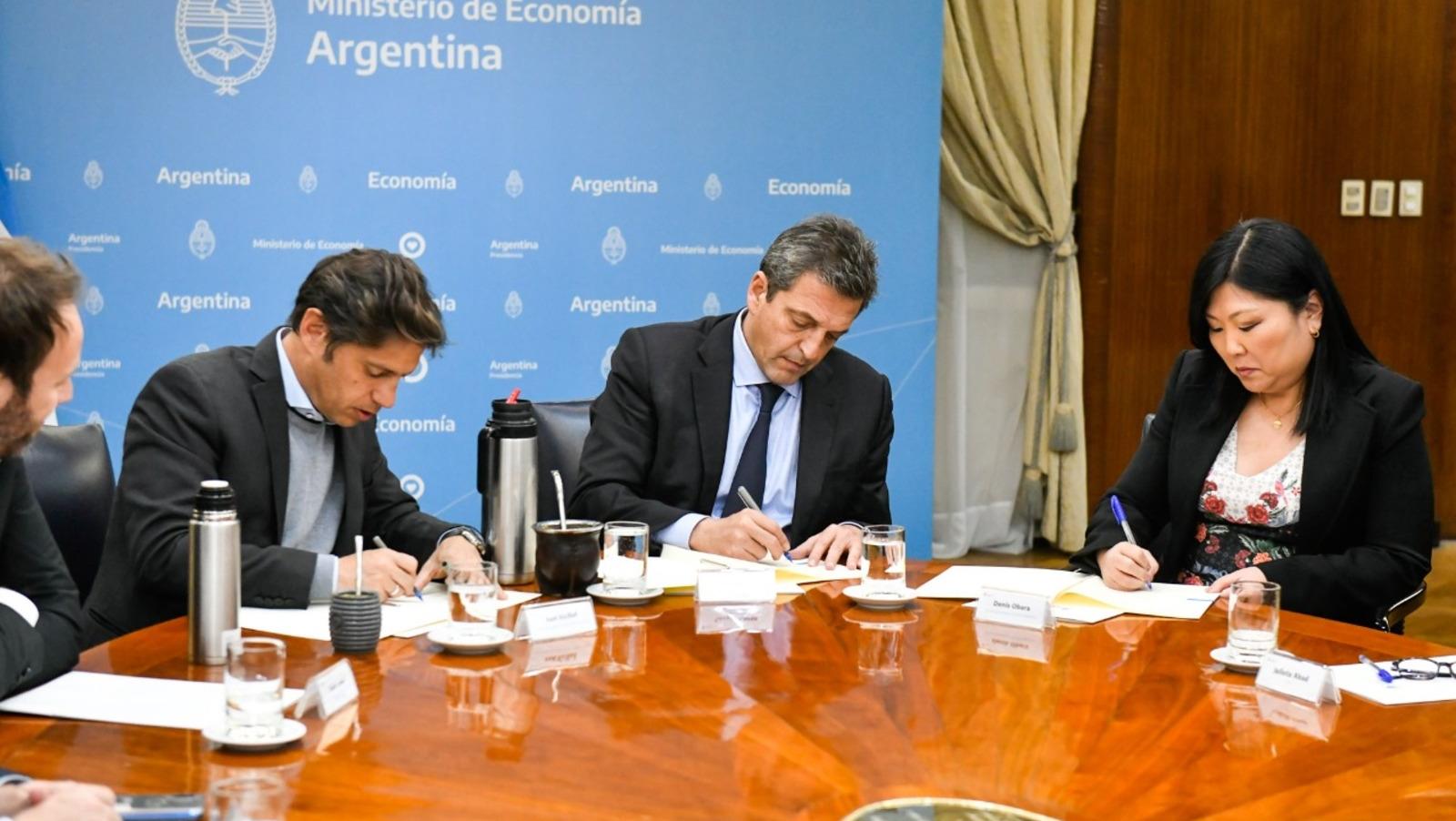 Sergio Massa y Axel Kicillof a fines de septiembre, firmando dos préstamos del BID para financiar obras en Provincia (Gentileza @SergioMassa/Twitter).