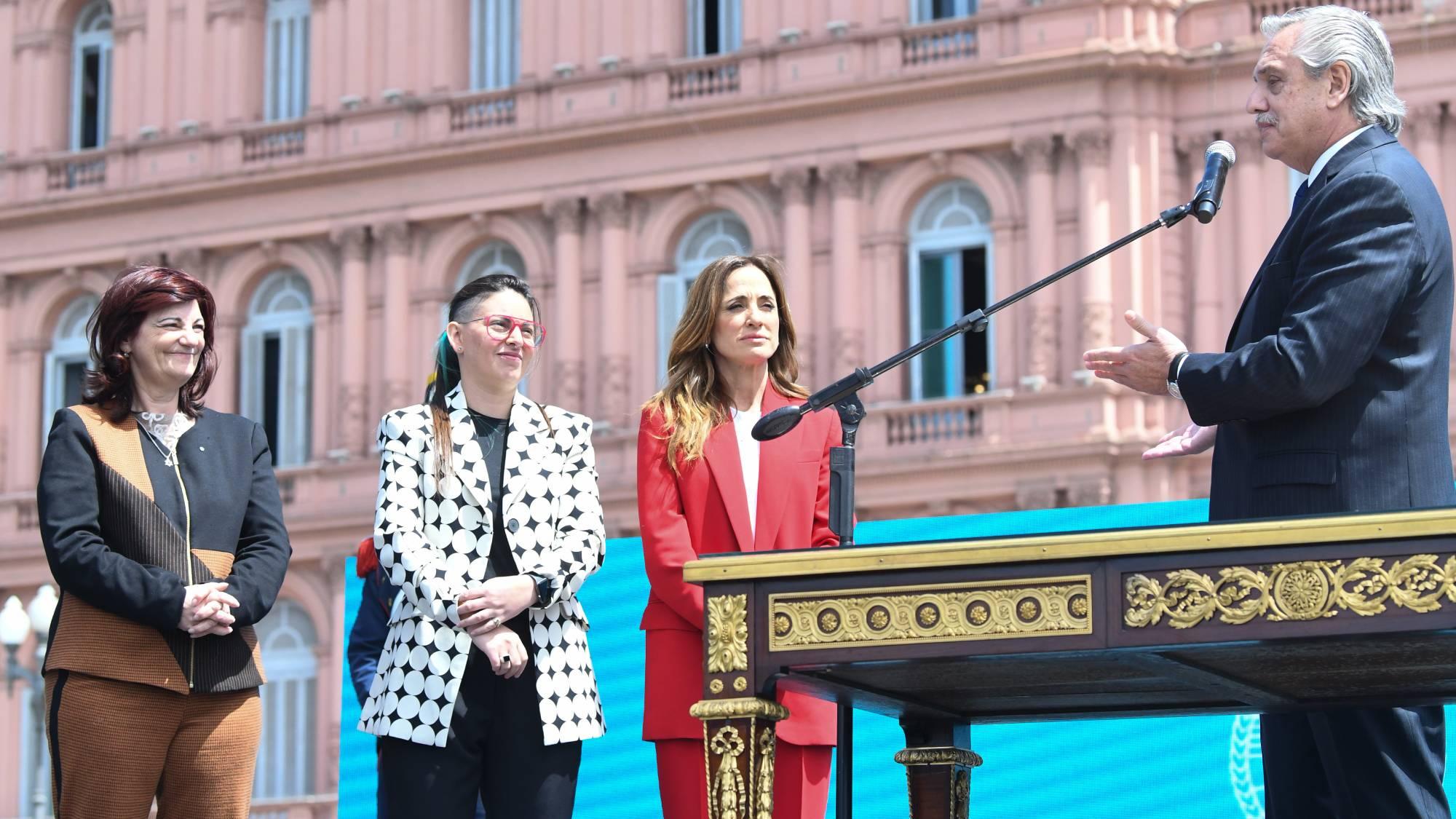 Alberto Fernández tomó juramento a las nuevas ministras de Desarrollo Social, Trabajo y Mujeres, Género y Diversidad.