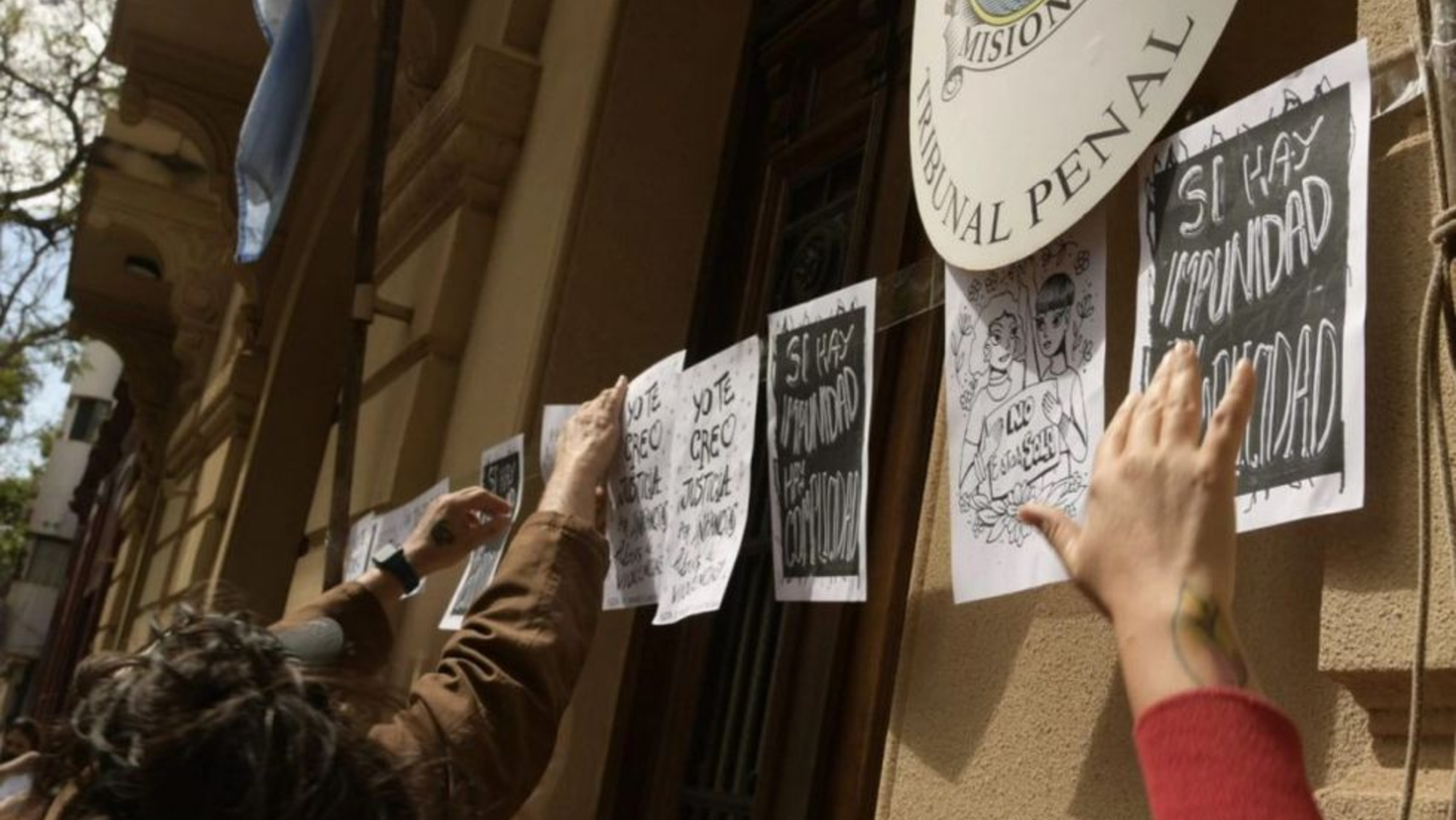 El reclamo en la puerta de los tribunales tras la absolución. Gentileza Vía Paí