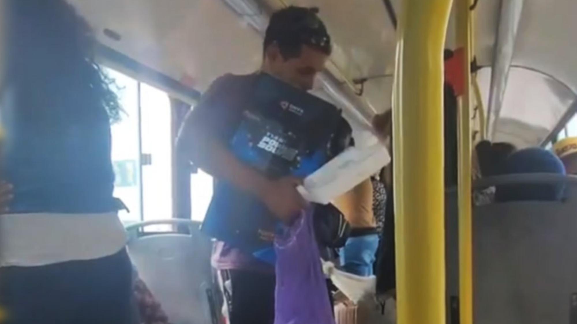 El pasajero del parlante se negaba a bajar del colectivo (Foto captura del video).