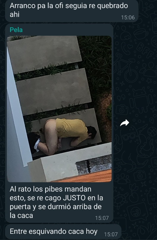   <a href='https://www.cronica.com.ar/tags/Borracho'>Borracho</a> se durmió en la puerta de una casa y es viral (Twitter/@rushardocs).