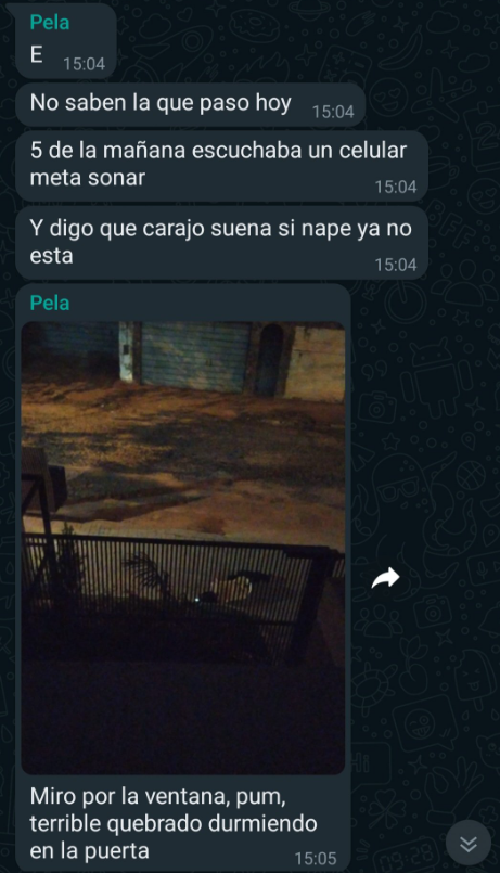   <a href='https://www.cronica.com.ar/tags/Borracho'>Borracho</a> se durmió en la puerta de una casa y es viral (Twitter/@rushardocs).