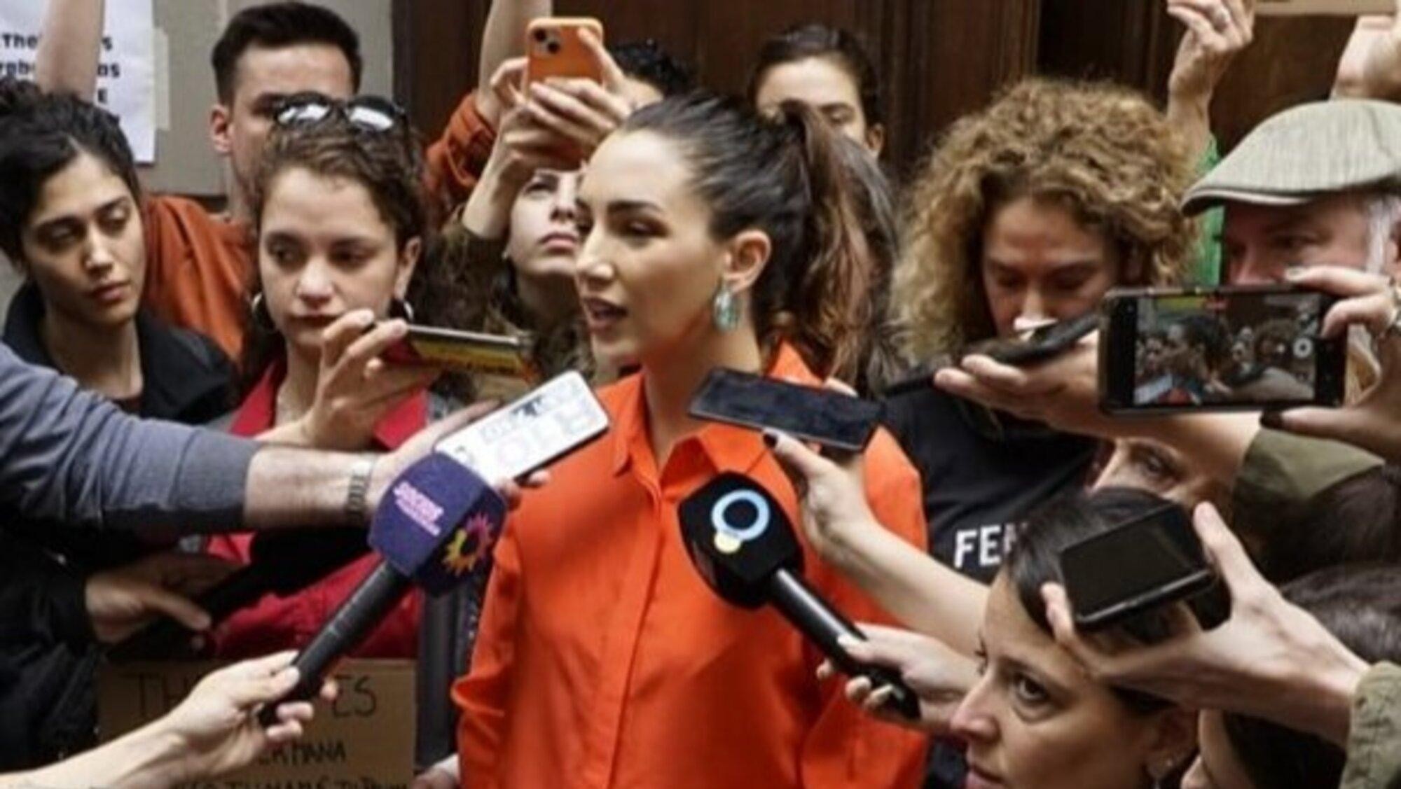 Thelma Fardin habló con la prensa en la puerta de la Unidad Fiscal Especializada en Violencia contra las Mujeres.