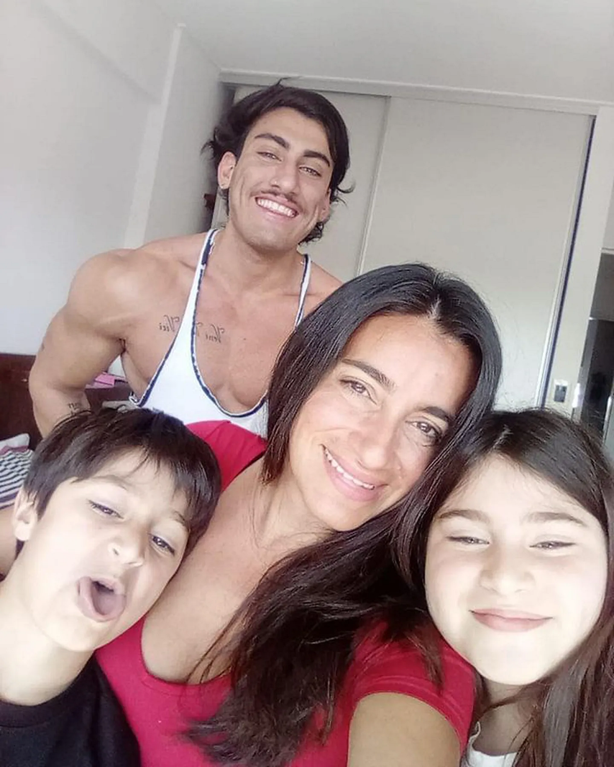 Tomás Holder junto a su madre y sus hermanos.