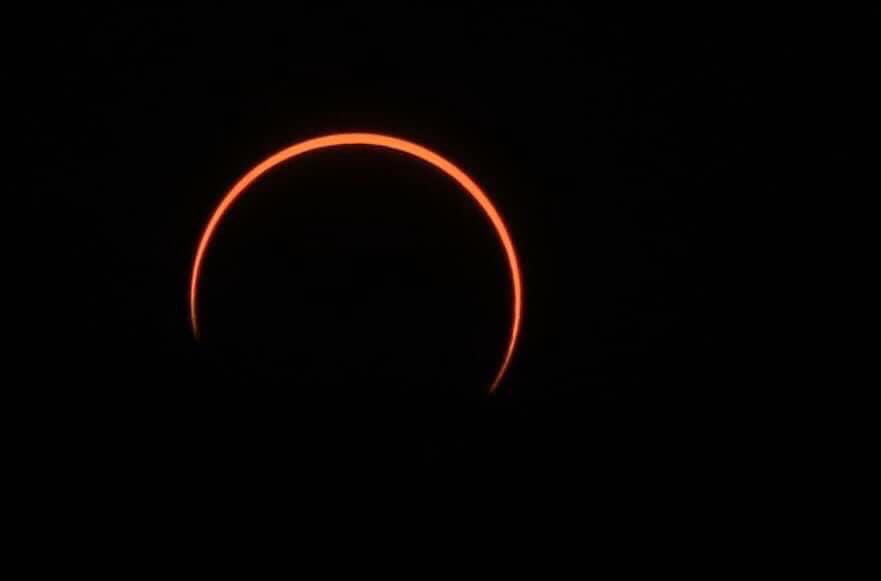 El famoso 'anillo de fuego' que se produjo tras el eclipse solar.