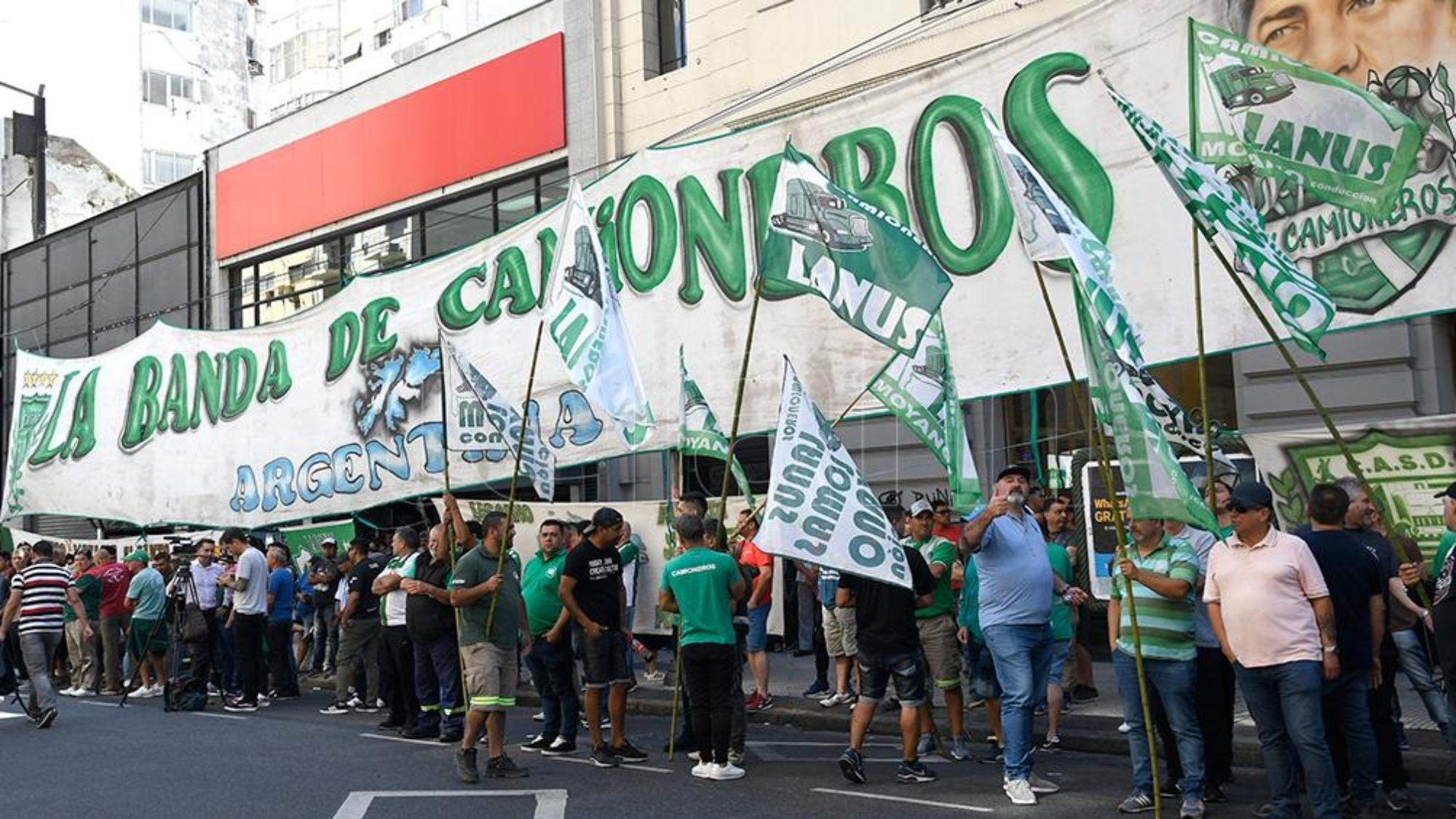 El gremio de Hugo y Pablo Moyano retomarán la negociación salarial.