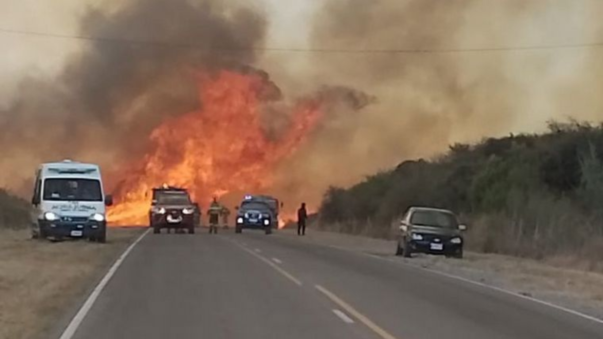 El incremento del fuego despertó el susto de los vecinos de la zona.