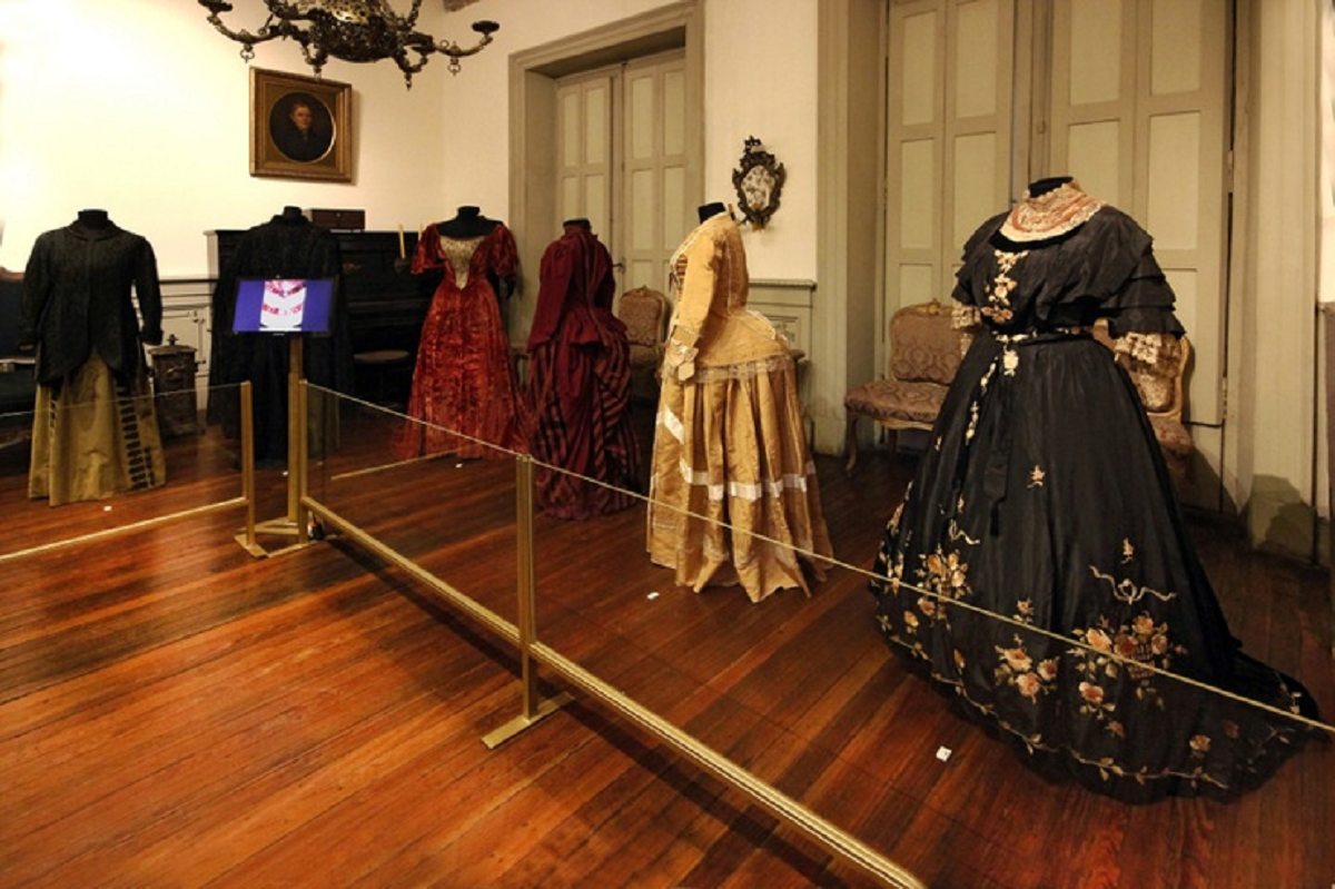 En el Museo de la Historia del Traje se exponen prendas que representan distintas épocas.