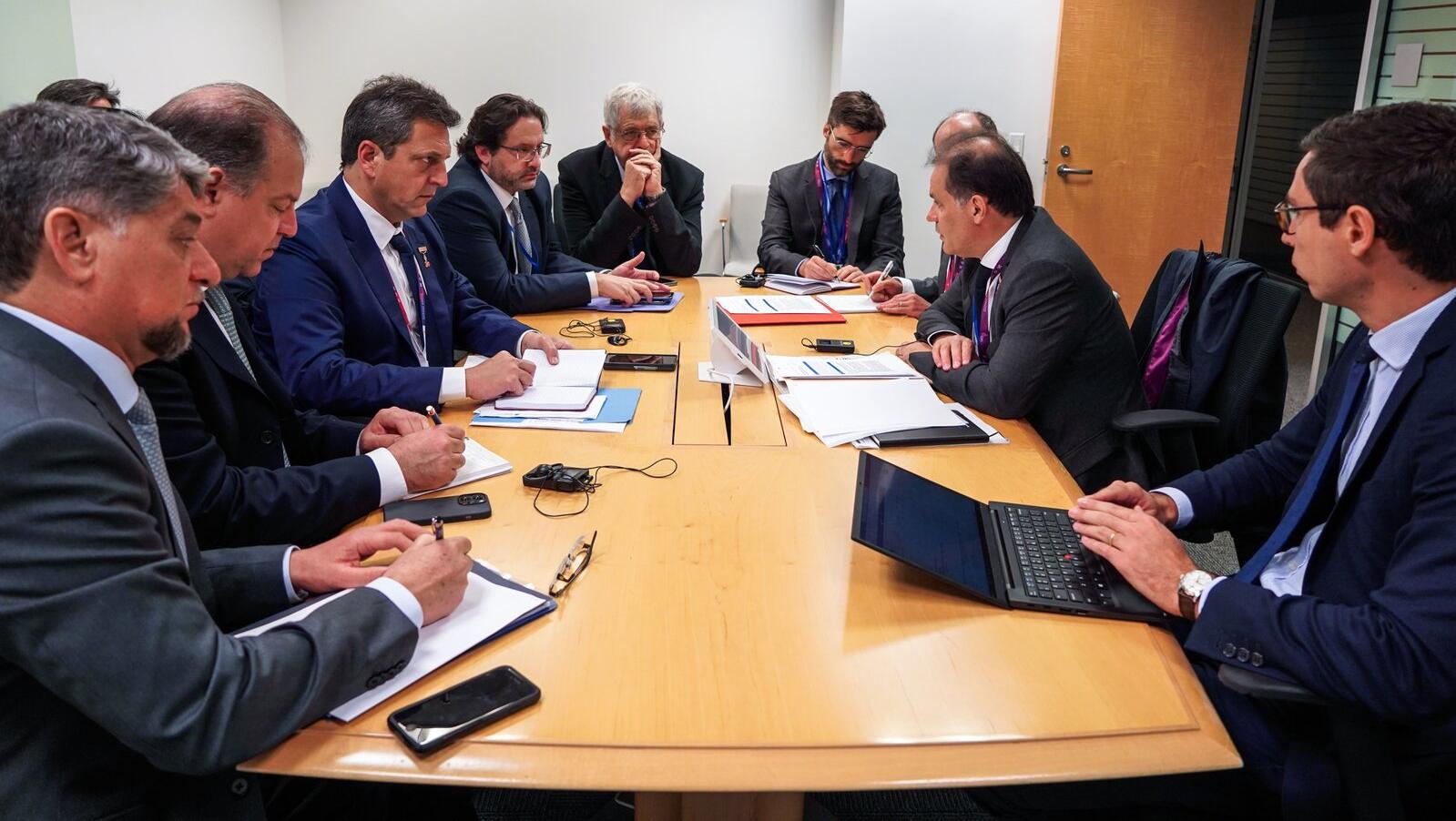 Sergio Massa y equipo, durante la última reunión mantenida en Washington con Emmanuel Moulin, funcionario francés y secretario General del Club de París (Gentileza @SergioMassa/Twitter).