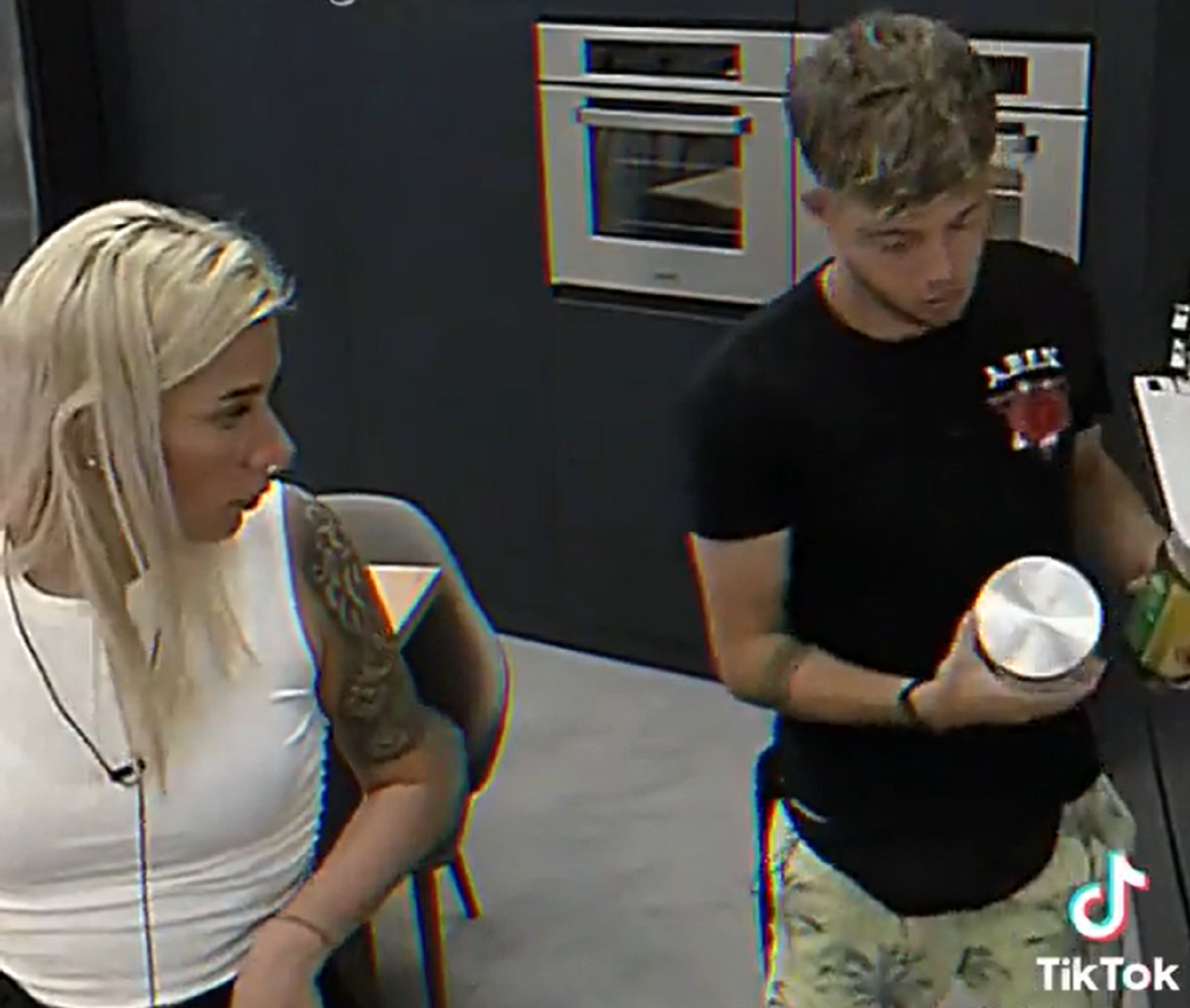 Lucila y Nacho en la cocina de la casa de   <a href='https://www.cronica.com.ar/tags/Gran Hermano'>Gran Hermano</a>.