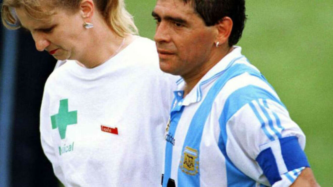 Maradona, junto a la enfermara, camino al control antidoping.