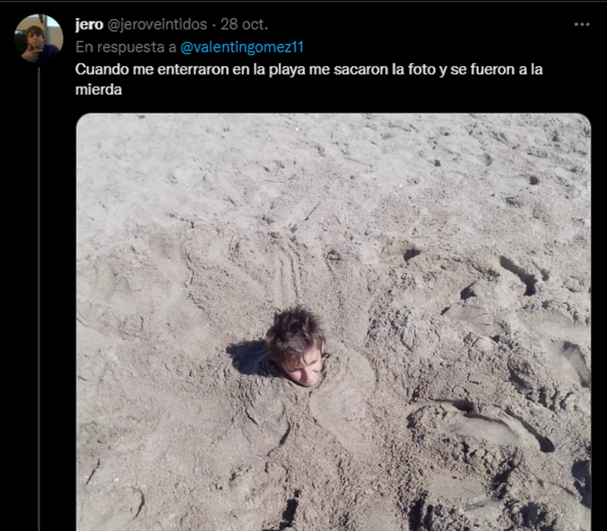 'Cuando me enterraron en la playa, me sacaron la foto y se fueron', escribió un usuario.