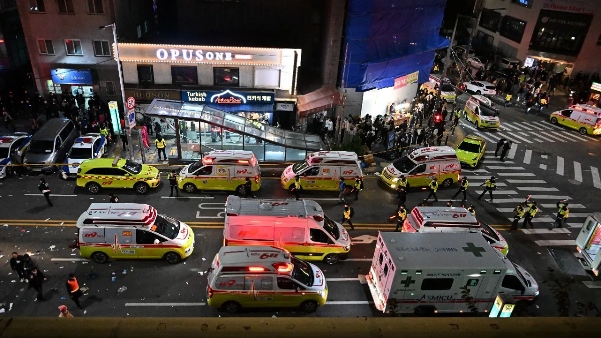 Las personas fallecidas fueron pisoteadas por la multitud acumulada en las calles estrechas del barrio de Itaewon. 