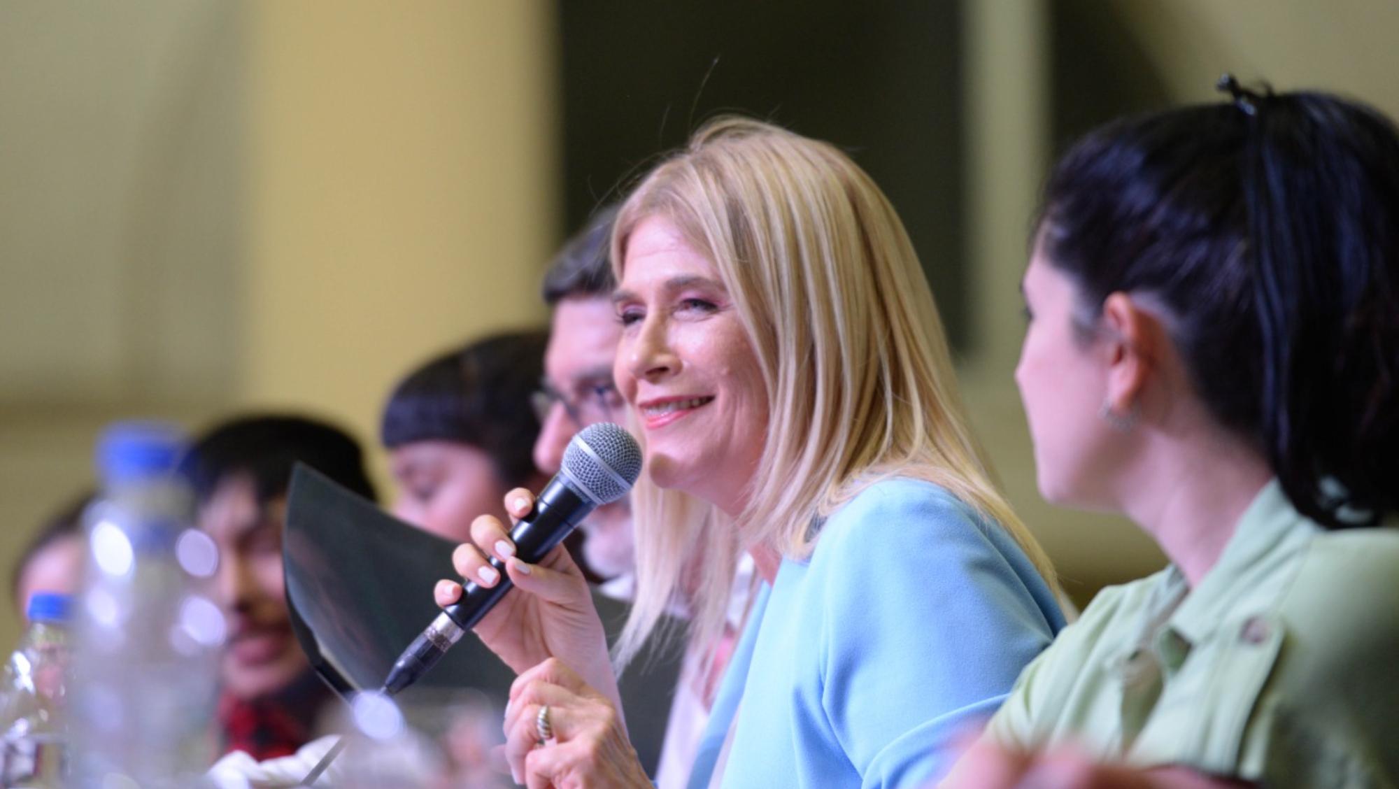 Verónica Magario encabezó la entrega de premios del concurso Voces Adolescentes en el Senado bonaerense.