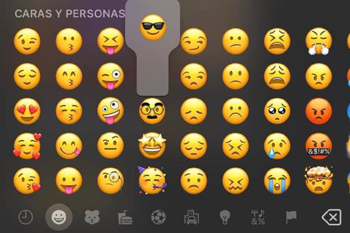 El emoji de la cara sonriente con lentes de sol es muy usado por los usuarios de   <a href='https://www.cronica.com.ar/tags/WhatsApp'>WhatsApp</a>.