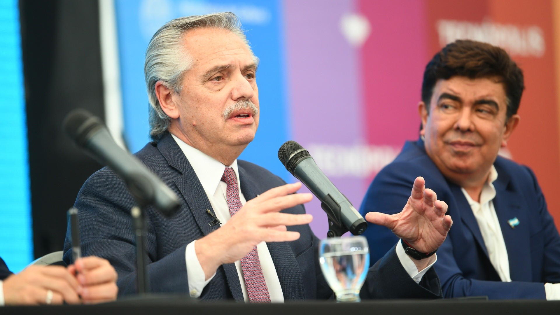 El presidente, Alberto Fernández, junto a Fernando Espinoza (Presidencia).