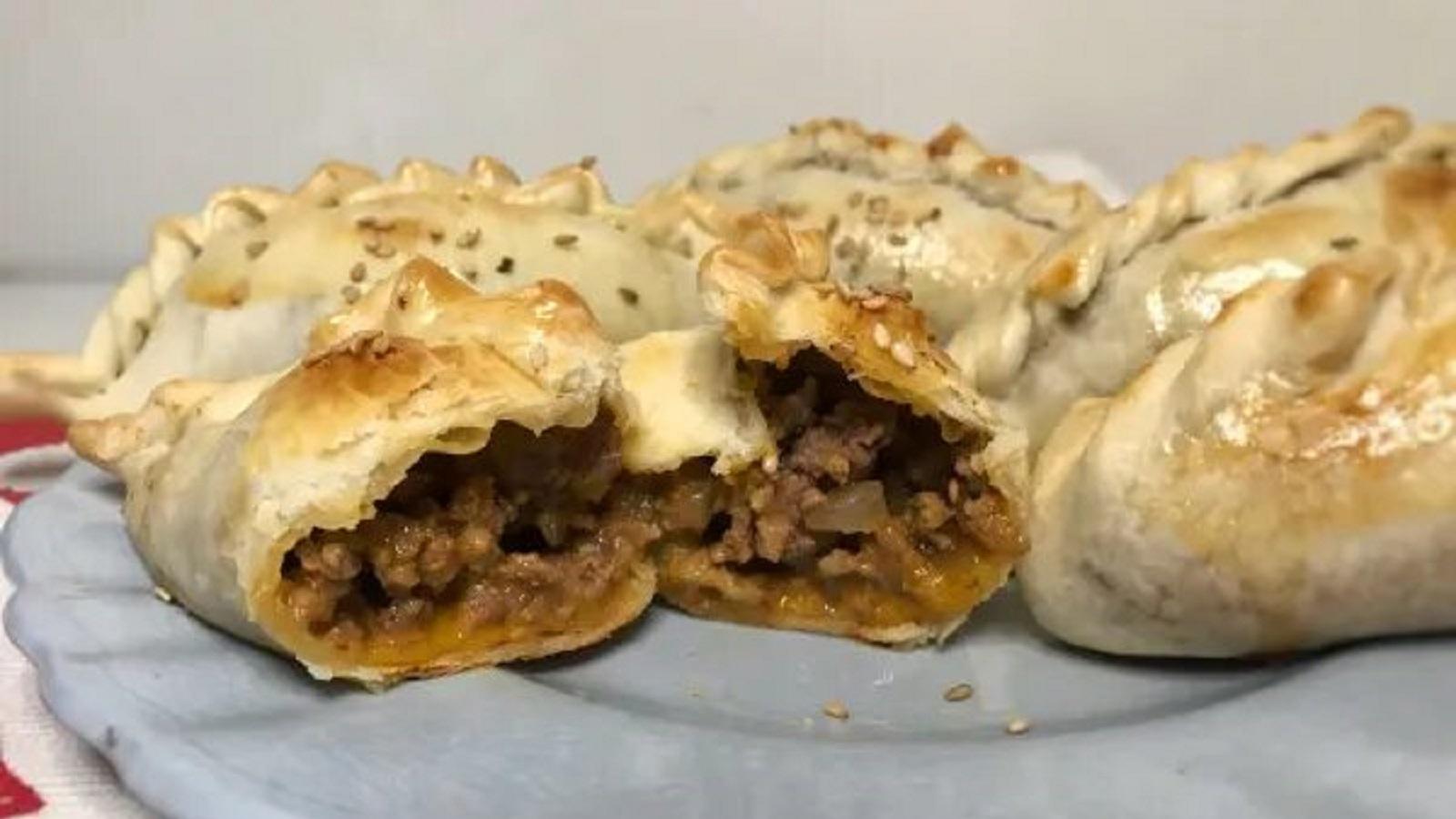 La receta de empanadas de hamburguesa rinde 20 unidades (Imagen ilustrativa).