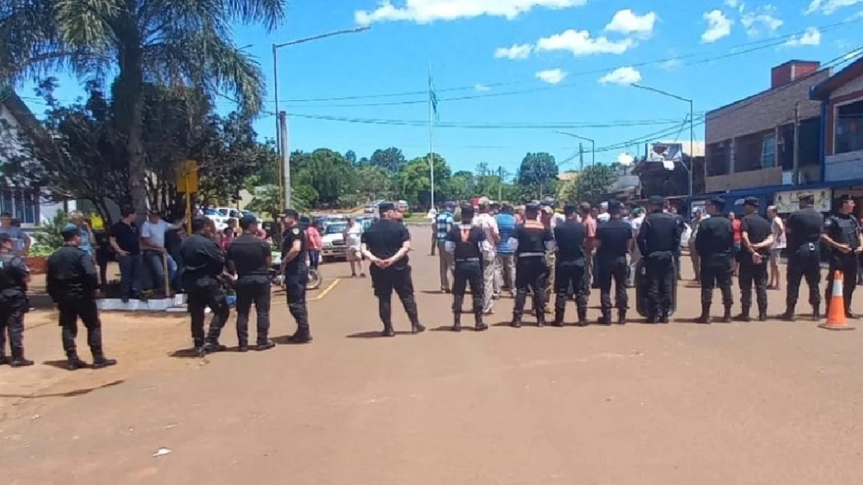 Vecinos armados con palos corrieron y sacaron a piqueteros que querían cortar una avenid