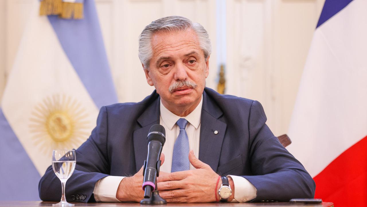 El presidente Alberto Fernández recibio al Grupo Crónica y a otros medios en la embajada argentina en París.