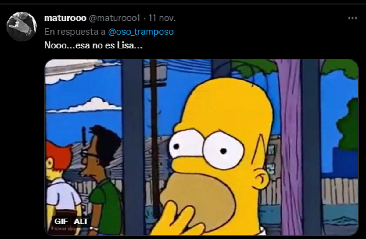 Meme de Homero Simpson como respuesta a la rara torta.