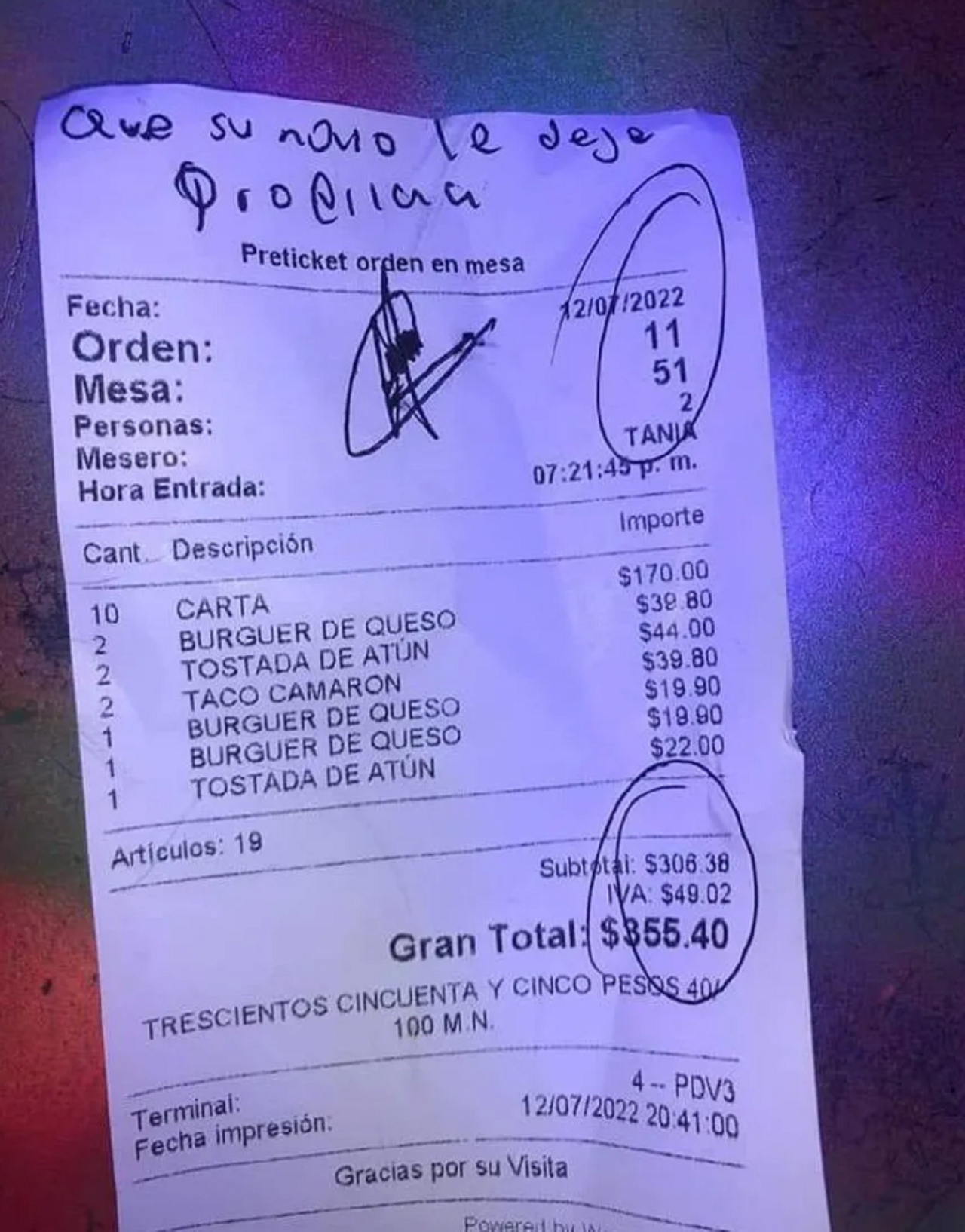 Una moza sufrió a un cliente acosador que encima le dejó un horrible mensaje en el ticket.