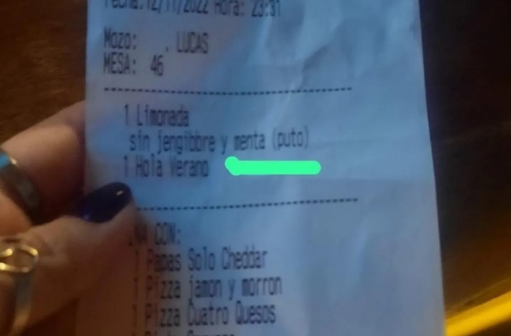 El ticket con el insulto homofóbico que entregaron en un bar de Pilar.