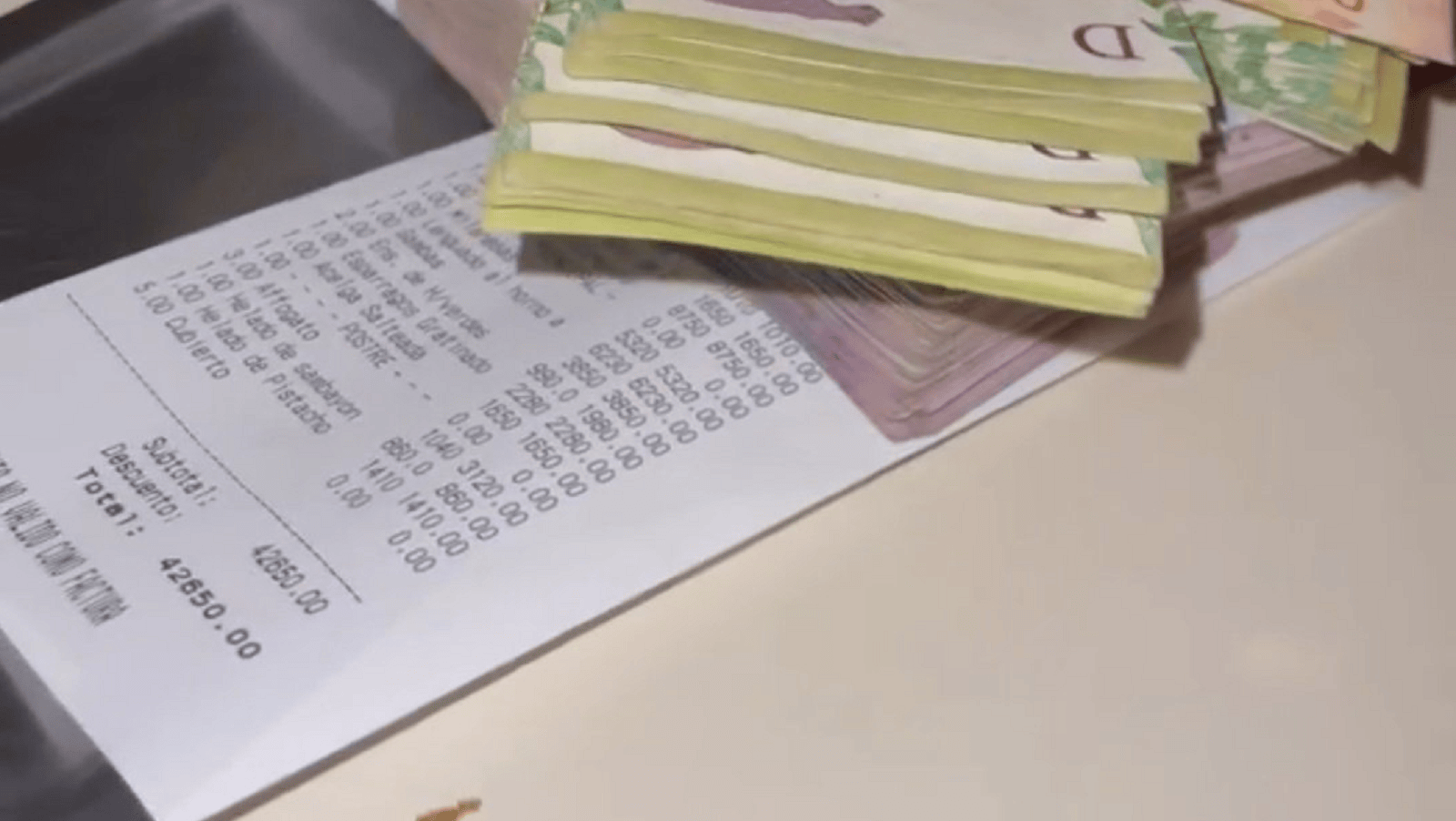 Artista internacional comió en un restaurante argentino y se escandalizó por la cantidad de billetes que necesitó para pagar: “Una tonelada”