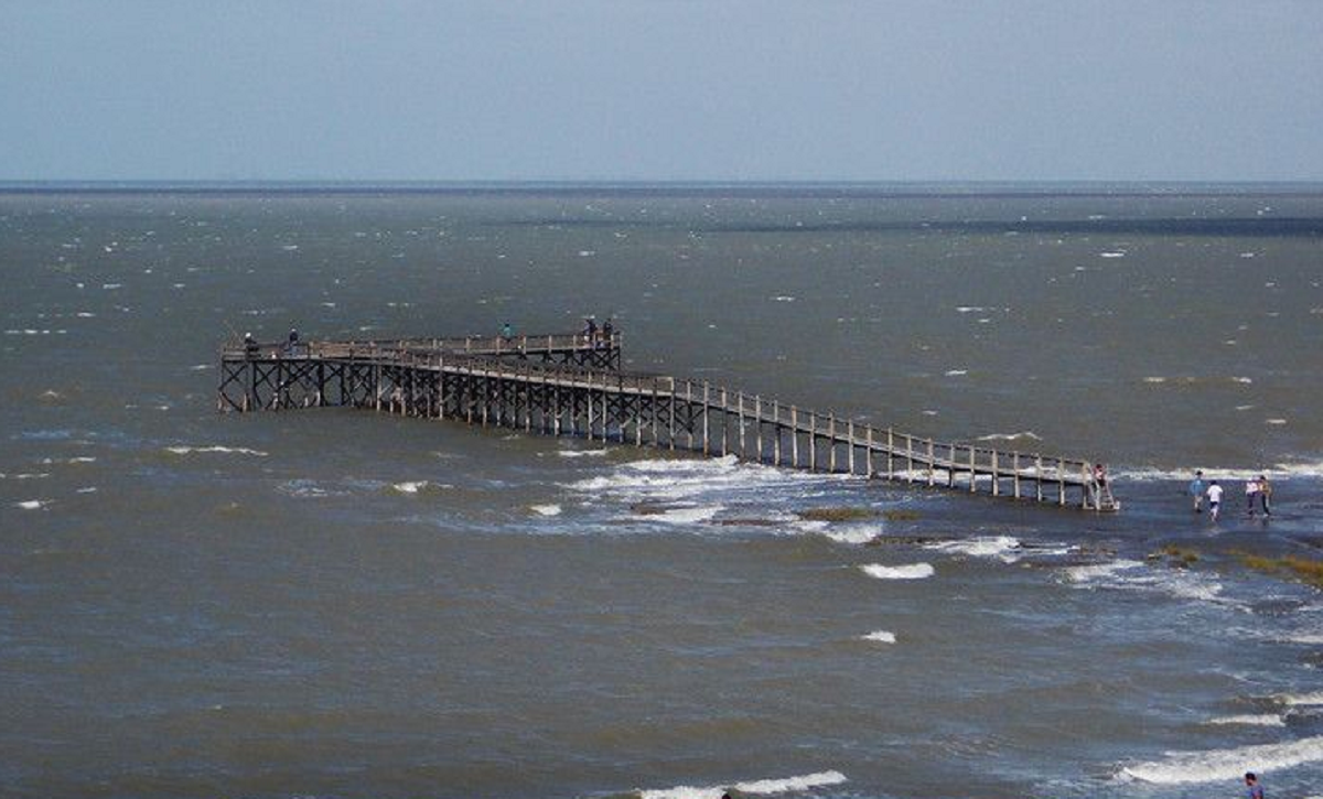 El muelle de Balneario Los Pocitos, desde donde se puede pescar. 