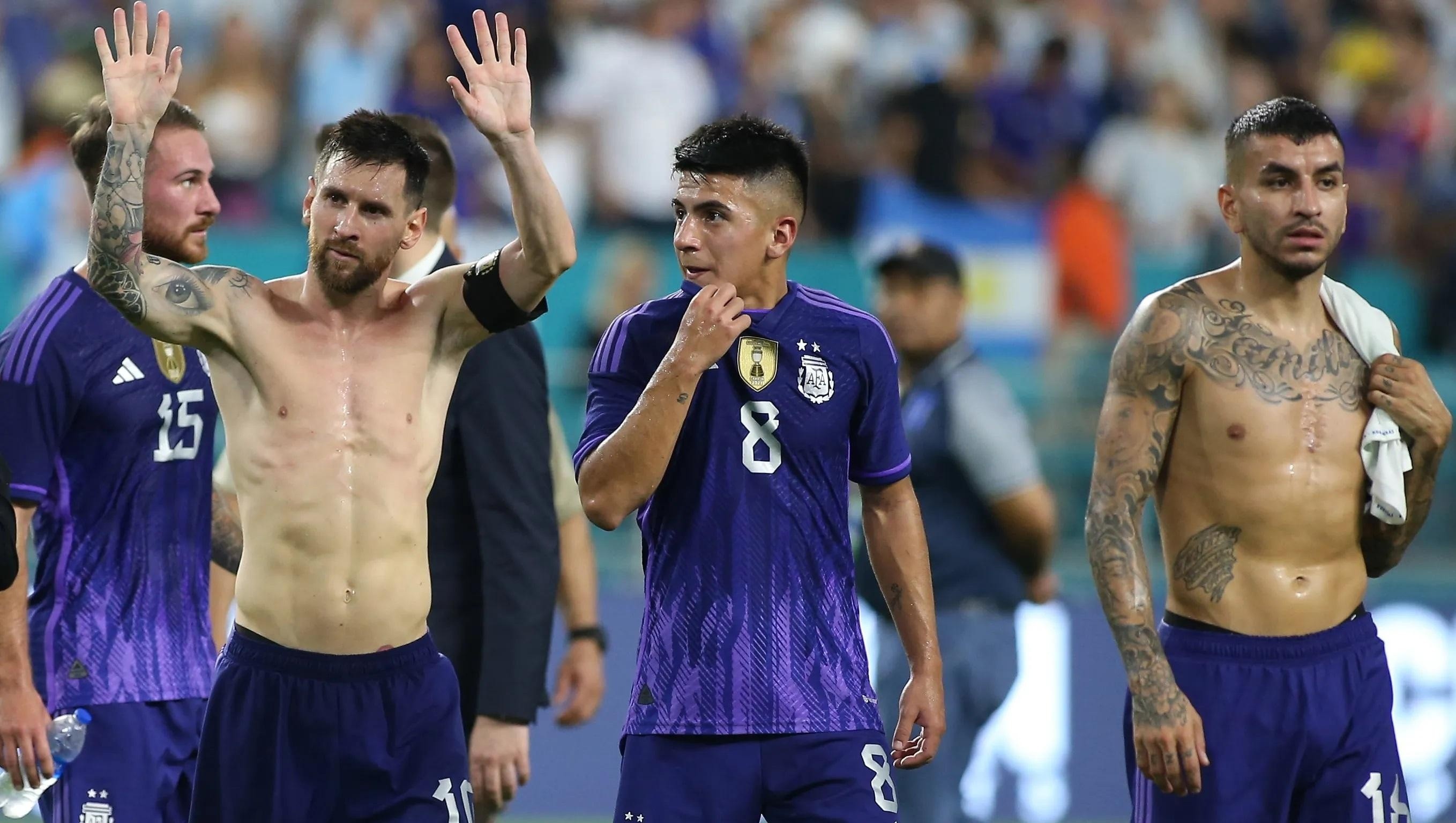 Lionel Messi junto a Thiago Almada y Ángel Correa.