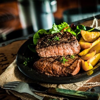 El paso a paso para cocinar asado al horno con papas.