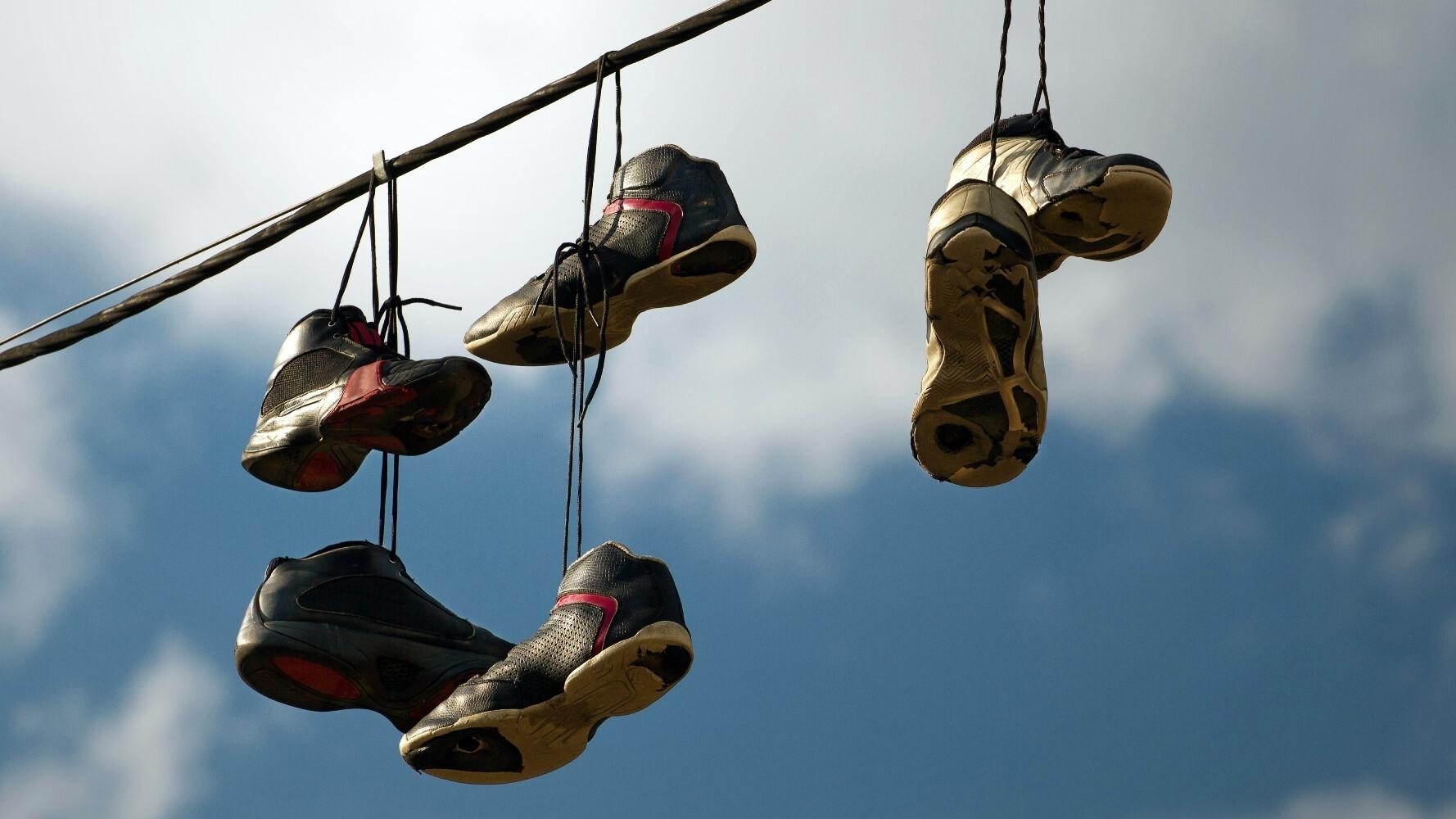 El significado oculto detrás de las zapatillas colgadas en los cables de luz,